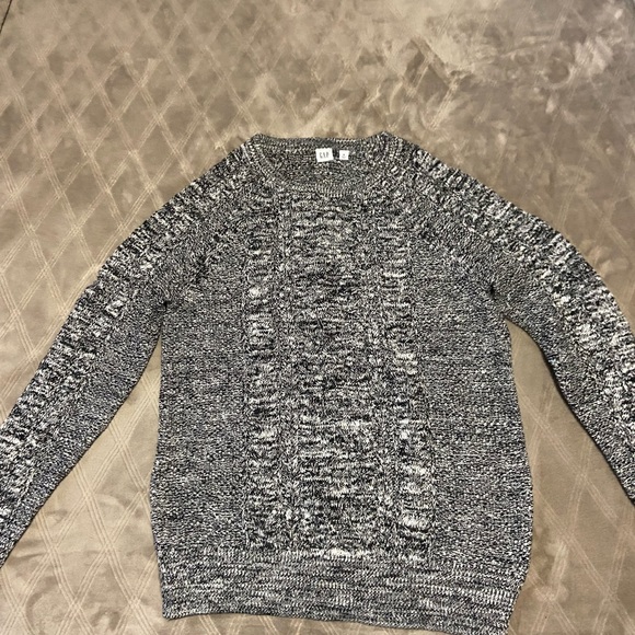 Cable knit Sweater wearing a regular GAP size M hits at the hip. - Picture 3 of 6